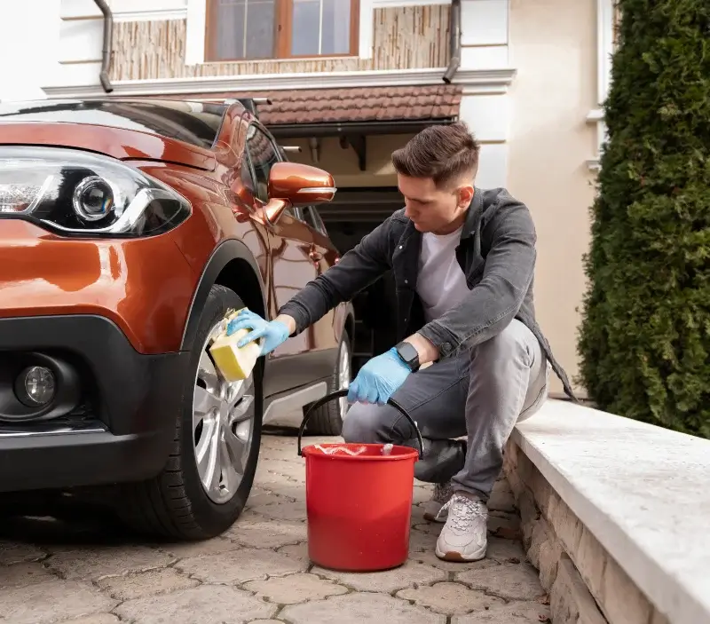 Lavage auto à domicile Dives-sur-Mer : professionnel intervenant sur un véhicule